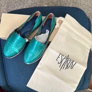 New in box Espiritu Huarache leather sandals sz9